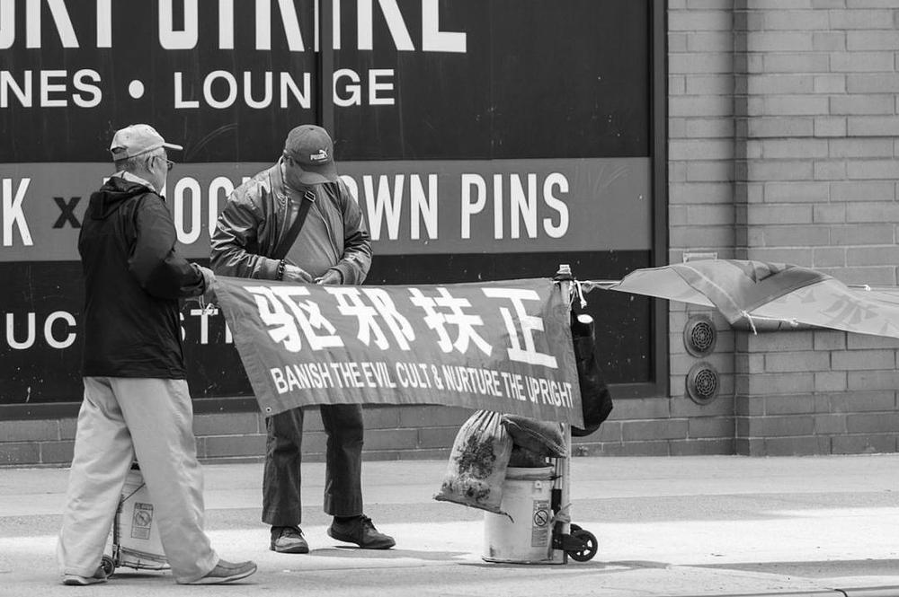 Dva se Kineza redovno pokazuju radnim danima sa klevetničkim transparentima i zastavom KPK.
