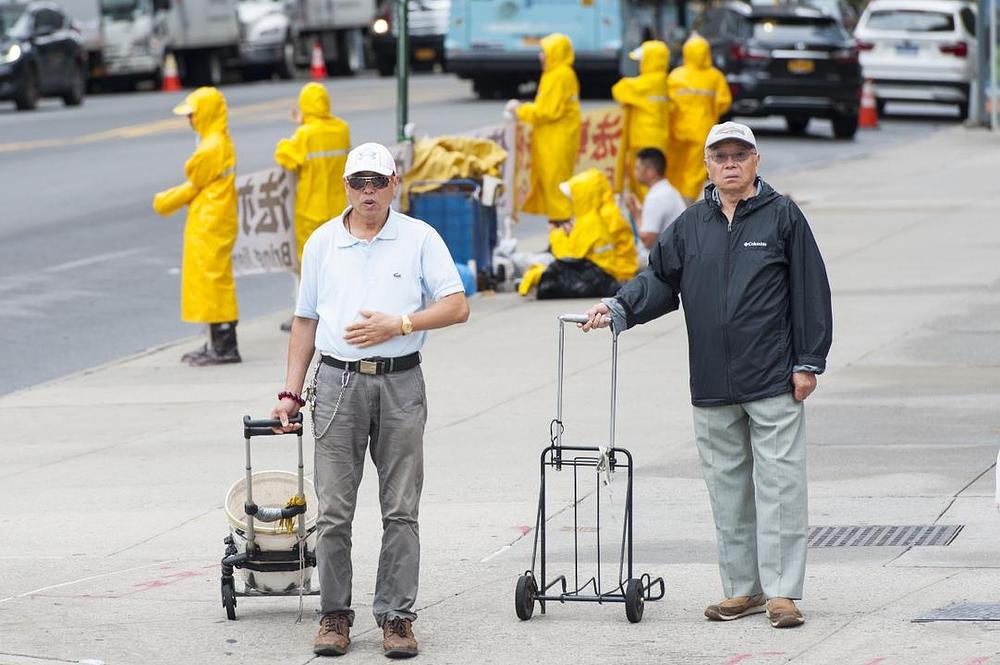 Ningxiang Liu (lijevo) i Way H. Qiu (desno) često dolaze pred kineski konzulat u New Yorku klevetati Falun Gong.