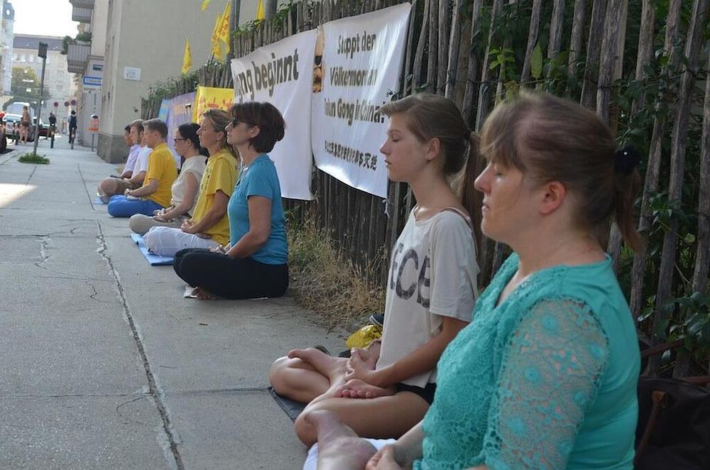 Praktikanti meditiraju ispred kineskog veleposlanstva u Beču u nastajanju da se prekine progon u Kini.