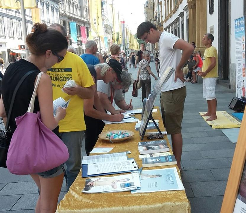 Turisti i građani potpisuju peticiju za podršku Falun Gong-u u Grazu