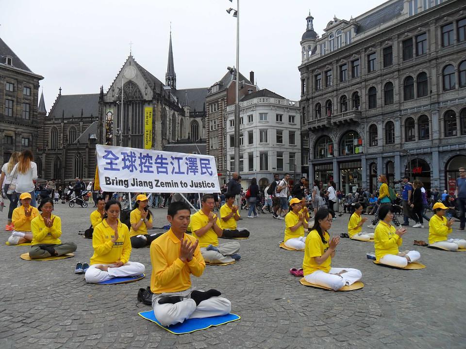 Praktikanti vježbaju na trgu Dam u Amsterdamu