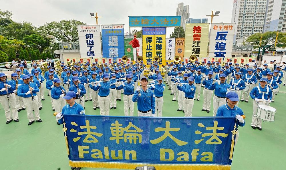 Divine Land Marching Band svira na skupu kako bi se javnost upoznala sa hiljadama sudskih tužbi protiv bivšeg kineskog diktatora Jiang Zemina