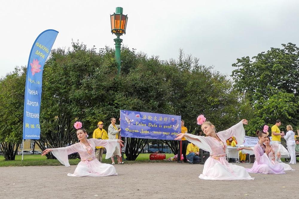 Praktikanti su organizovali razne aktivnosti na nekoliko glavnih trgova u gradu, na kojima su predstavljali Falun Dafa i objašnjavali brutalni progon Falun Gonga u Kini koji provodi Kineska Komunistička Partija.