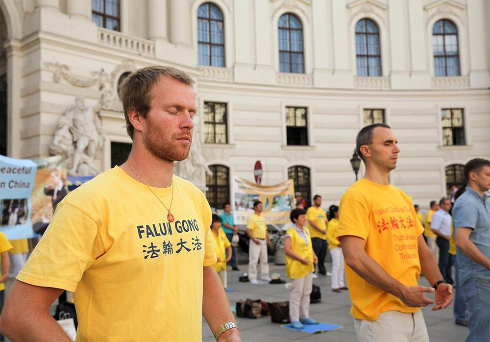 Demonstriranje Falun Gong vježbi
