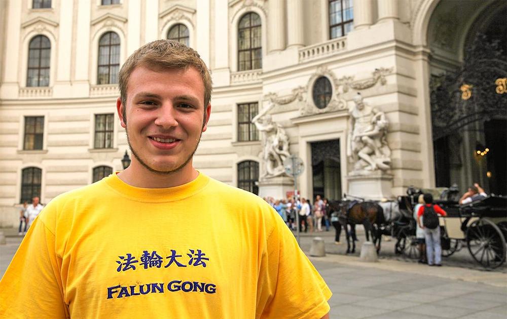 Patrick Arthofer iz Beča želi više ljudi upoznati sa progonom Falun Gonga.