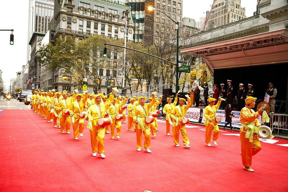 Falun Gong grupa na paradi Dana veterana 2015. u Manhattanu, New York