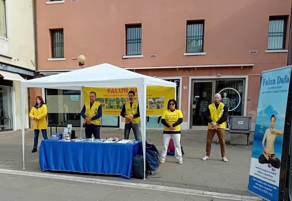 Praktikanti 3.ožujka demonstriraju Falun Dafa vježbe u središtu Mestrea. 
 