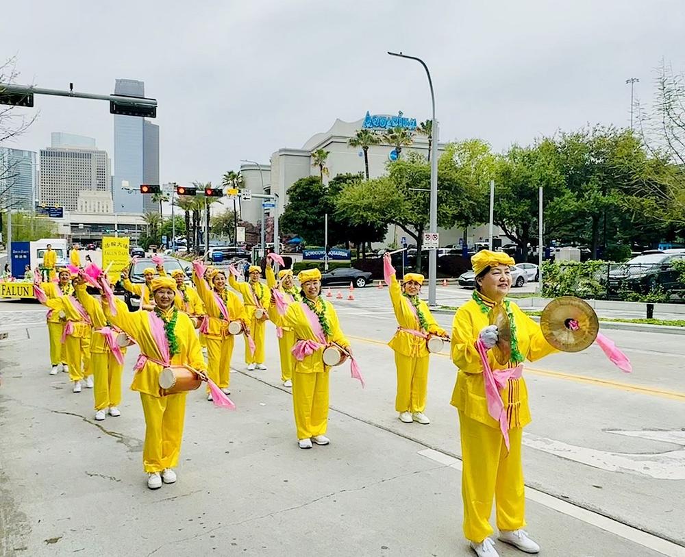 Falun Dafa praktikanti na 63. paradi povodom Dana sv. Patrika u Hjustonu