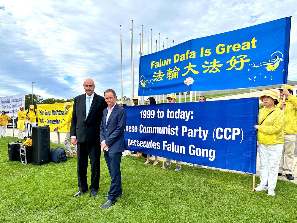 Shane Rattenbury (desno), državni odvjetnik teritorija glavnog grada Australije i član zakonodavne skupštine (MLA), i John Deller (lijevo), glasnogovornik australske Falun Dafa udruge, obratili su se skupu.