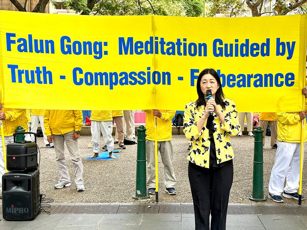 Lucy Zhao, predsjednica australske Falun Dafa udruge, govorila je na skupu ispred gradske vijećnice u Sydneyju 21. ožujka.