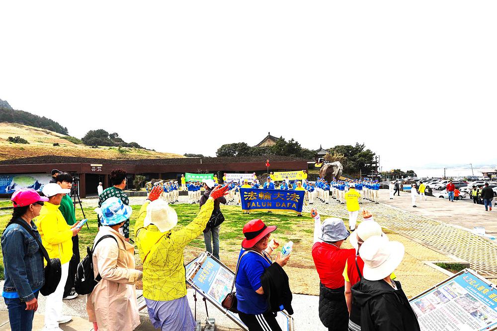  Kineski turisti u Seongsan Ilchulbongu mašu u znak pozdrava Tian Guo orkestru.
