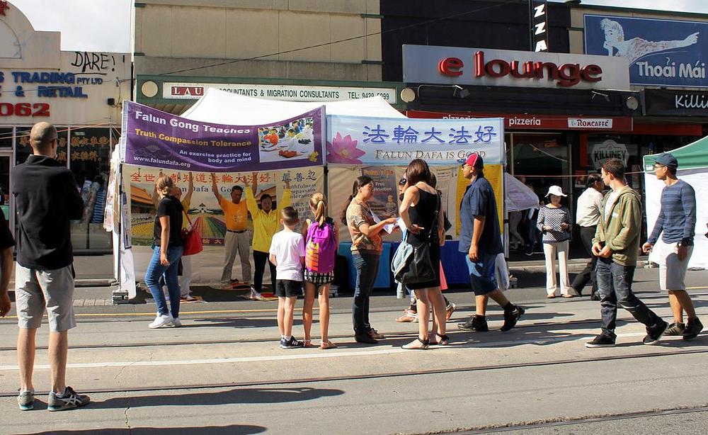 Praktikanti demonstriraju Falun Gong vježbe na proslavi Kineske nove godine.