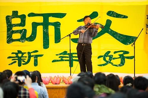 Falun Gong praktikanti iz New Yorka žele Učitelju Li Hongzhiju sretnu Novu godinu.