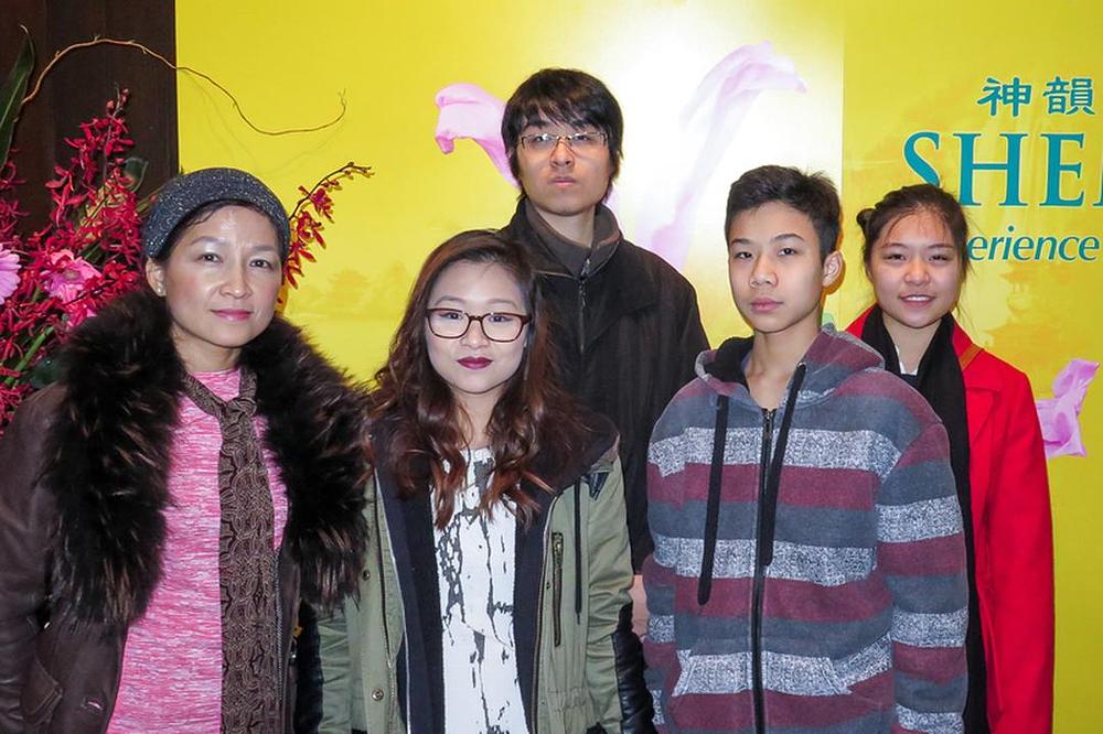 Angela Lu, vlasnica zdravstvenog centra, s njenih četvero djece u Queen Elizabeth Theatre u Vancouveru, 23. siječnja  