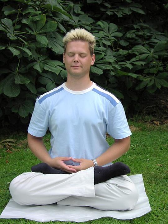 Thomas je počeo prakticirati Falun Dafa sa četrnaest godina.