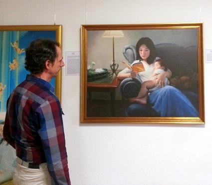 Achim Fussenich ispred slike “Osvjetljenje” koju je na posjećenoj izložbi izdvojio kao najdražu. 