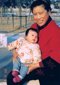 Gospođa Ji Guizhen sa svojom unukom