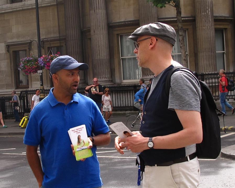  Paul iz Belgije (desno), koji radi na razvoju softvera je 12. juna razgovarao sa praktikantom i pohvalio njihove napore da ljudima predstave istinu.
