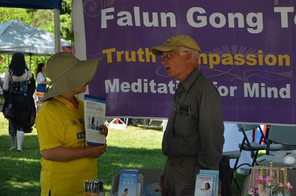 Andrewu nije bilo jasno zašto bi komunistička partija progonila Falun Gong. Praktikantica mu je ispričala svoju vlastitu priču o tome kako je imala korist od prakticiranja.

