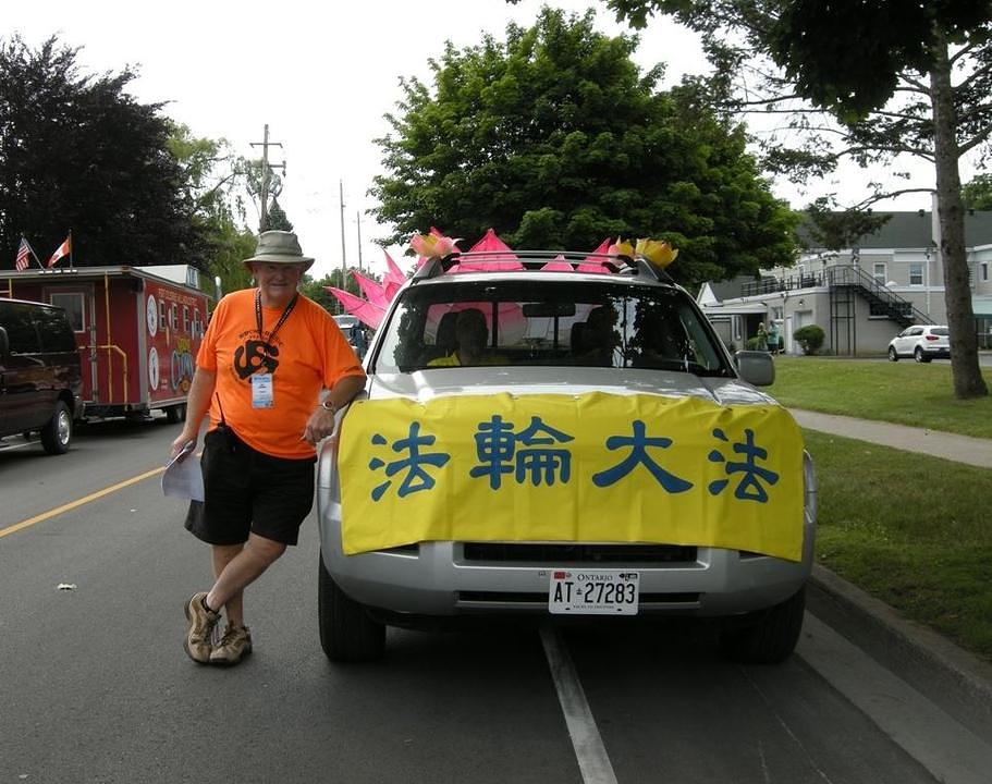 Bill Sumner, organizator parade, je imao samo riječi visoke hvale za Falun Gong orkestar.  "Zaista sam uživao u njihovom nastupu", rekao je. "Zato ih i pozivamo svake godine."
