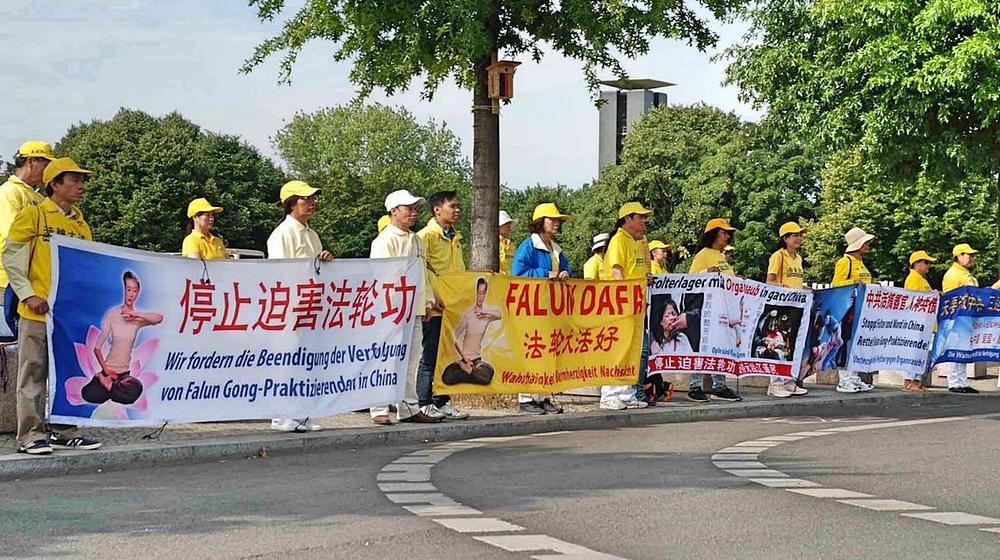 Transparenti koji pozivaju na okončanje progona u Kini 