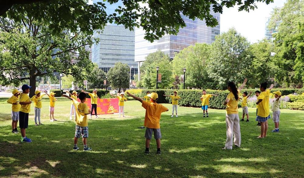 Mladi praktikanti izvode vježbe u Queens Parku