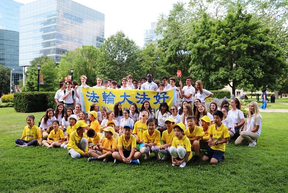 Mladi praktikanti i studenti koledža su napravili zajedničku fotografiju nakon vježbanja. Na transparentu piše: "Falun Dafa je dobar.
