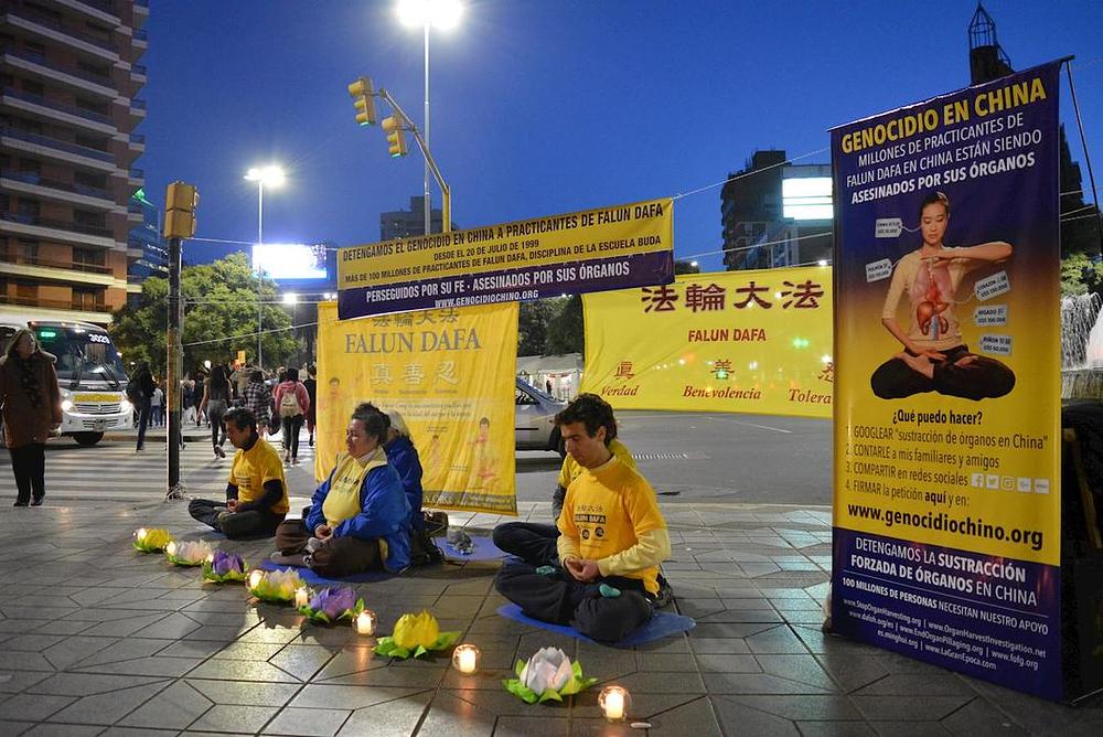 Ricardo Juri (prvi na slici s desne strane) na jednoj Falun Dafa manifestaciji 2017. godini.