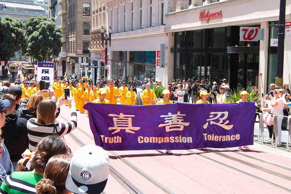 Praktikanti marširaju kroz San Francisco u namjeri da podignu svijest građana o 19 godina dugom progonu Falun Gonga u Kini.