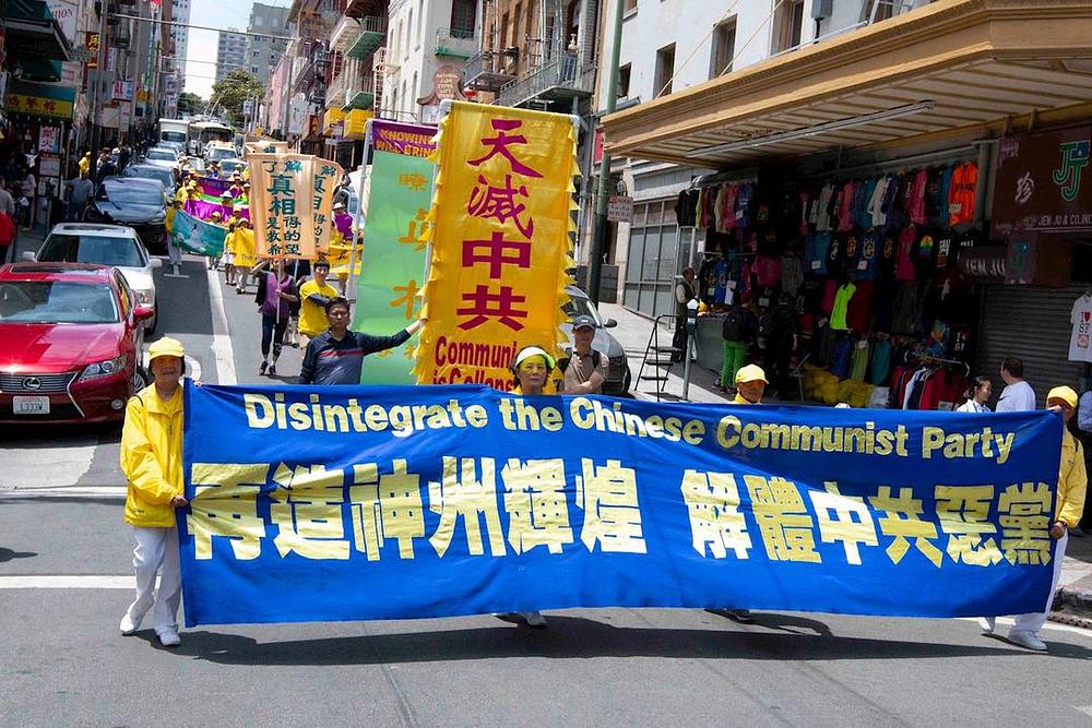 Falun Gong praktikanti marširaju kroz Kinesku četvrt San Francisca 14. jula 2018. godine.