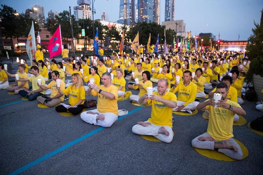 Falun Gong praktikanti su, 16. jula 2018. godine, u New York Cityju održali bdijenje uz svijeće u znak sjećanja na svoje kolege praktikante koji su umrli u progonu u Kini. Oni su također pozvali Peking da odmah zaustavi progon.