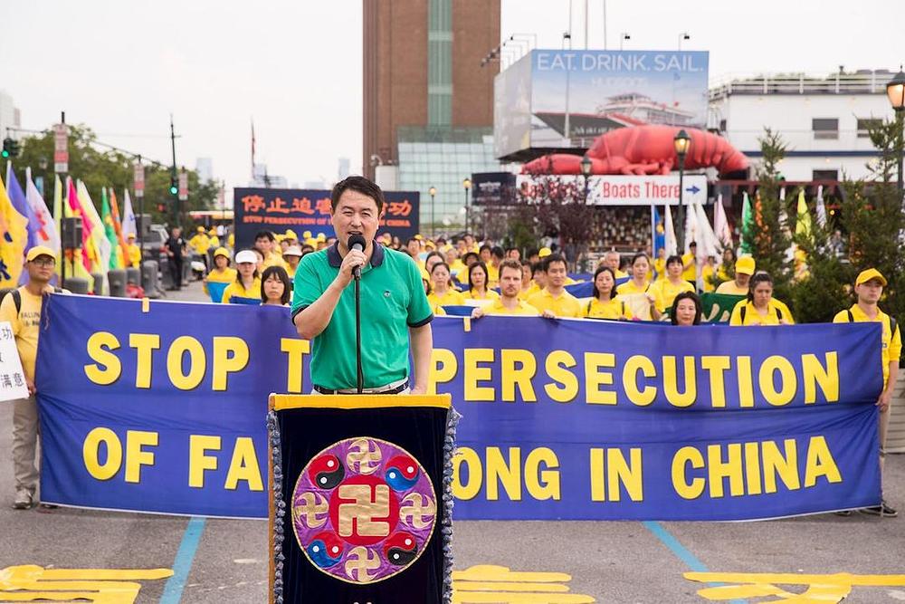 Dr. Zhang Erping, portparol Falun Dafa informativnog centra, govori na skupu.