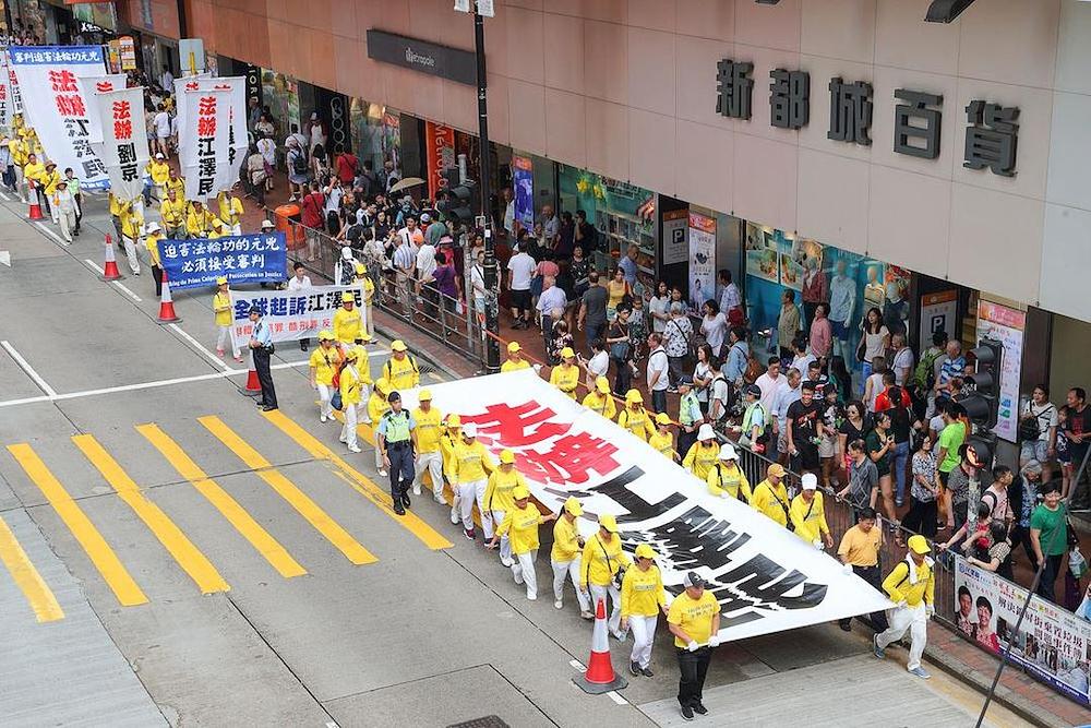 Na prvom velikom transparentu piše: „Dovedite Jiang Zemina pred lice pravde"
 