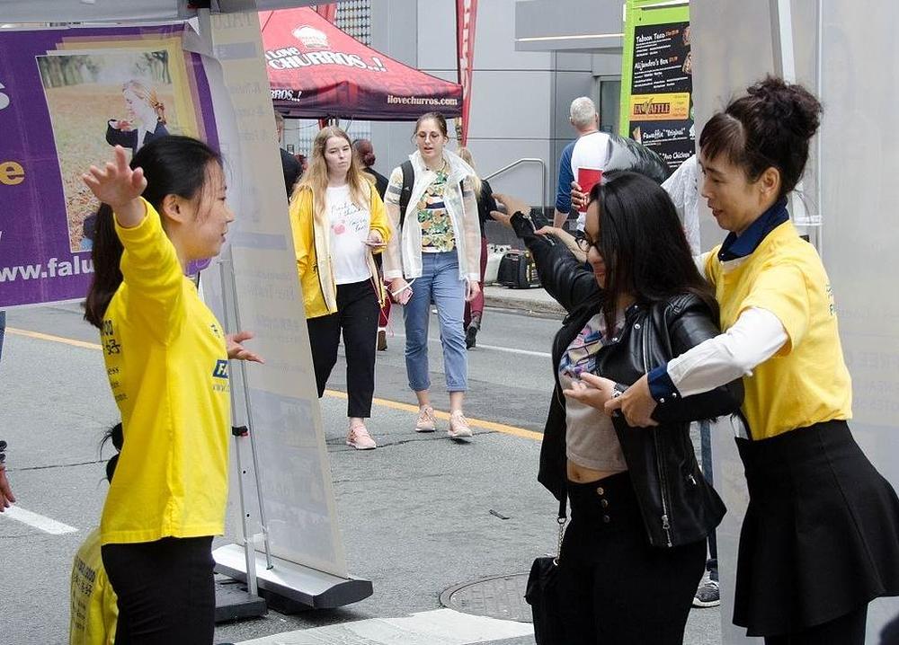 Posjetioci isprobavaju Falun Gong vježbe na Danu mladih Toronto 2018.