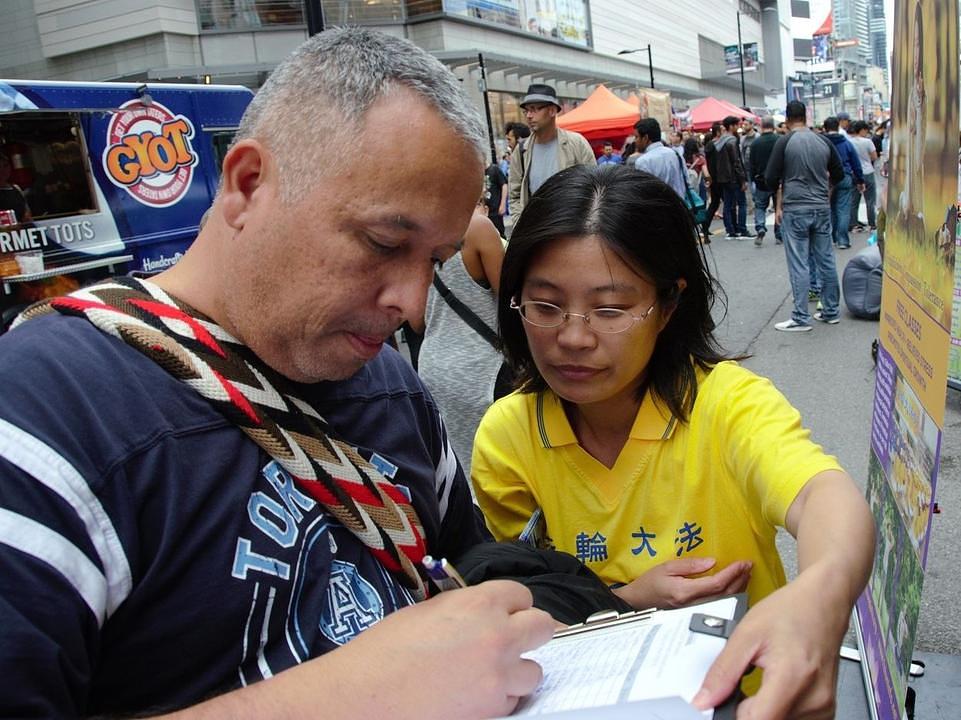 Aleks je bio veoma zainteresovan da sazna više o Falun Gongu.