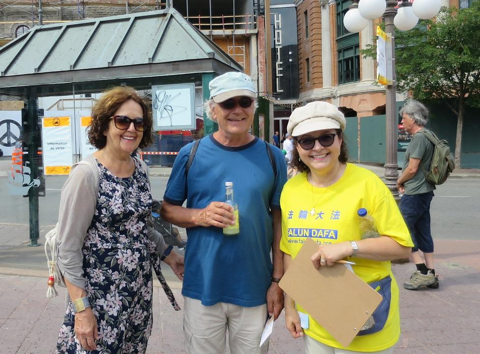 Elaine Soucy i njen suprug iz Rimouskija podržavaju miroljubivi otpor Falun Gonga. Potpisali su pismo upućeno kanadskom parlamentu koji se traži pomoć u zaustavljanju progona.
