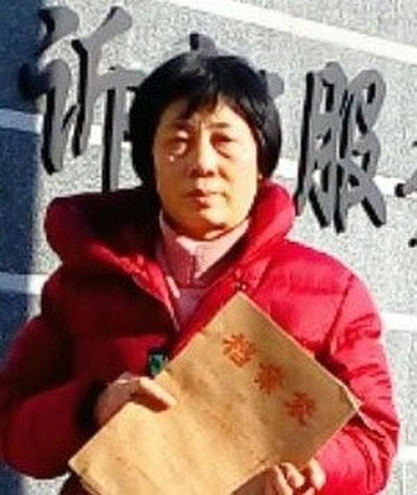 Gospođa Zhang Liqin sa žalbom koju će podnijeti u ime svoga supruga