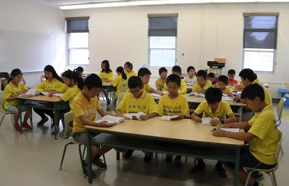 Učenici na ljetnom kampu Toronto Minghui School 2018. učestvuju u dnevnim grupnim vježbama i učenju Fa.