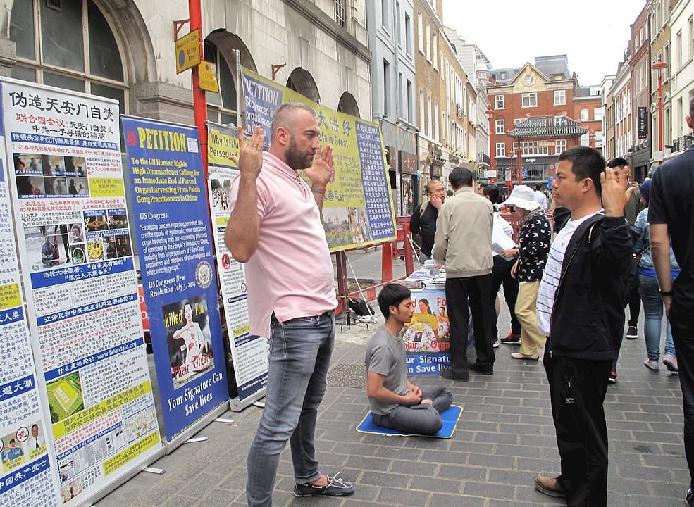 Rafael (lijevo) uči jednu od Falun Gong vježbi.