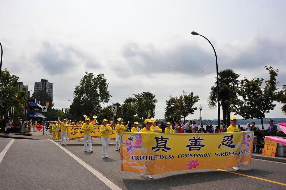 Nastup praktikanata Falun Gonga na paradi