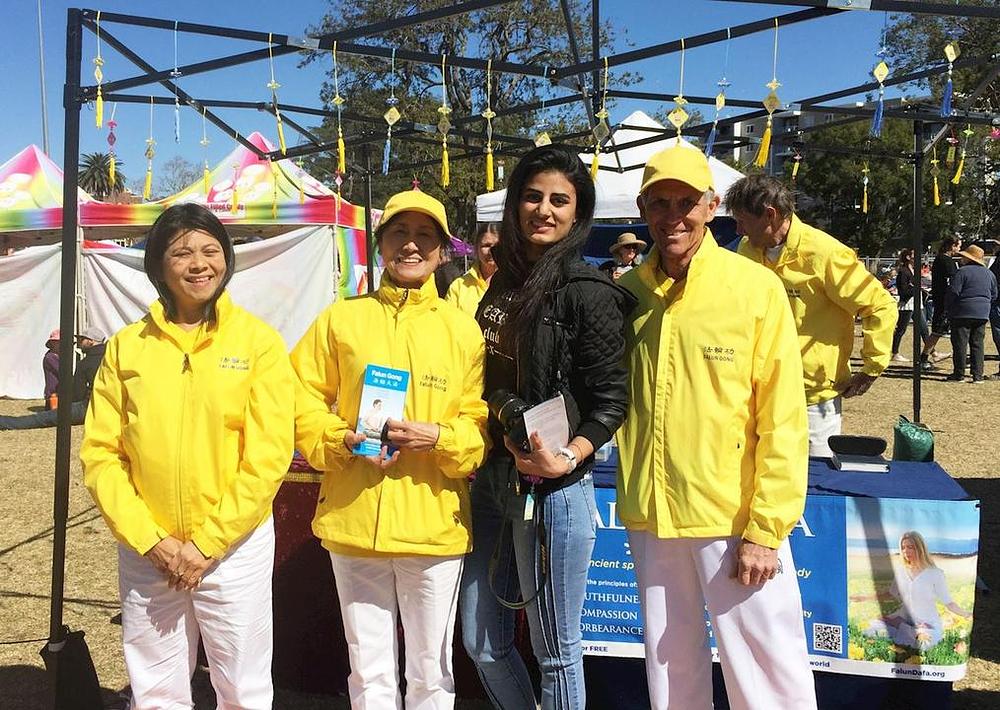 Jihan (na slici druga sa desne strane) sa praktikantima Falun Gonga.