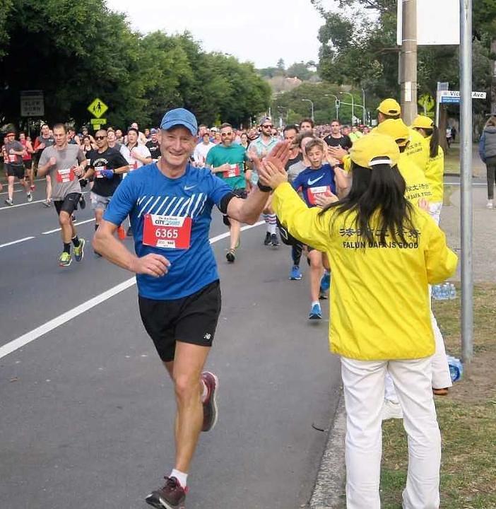 Falun Gong praktikant daje trkaču 