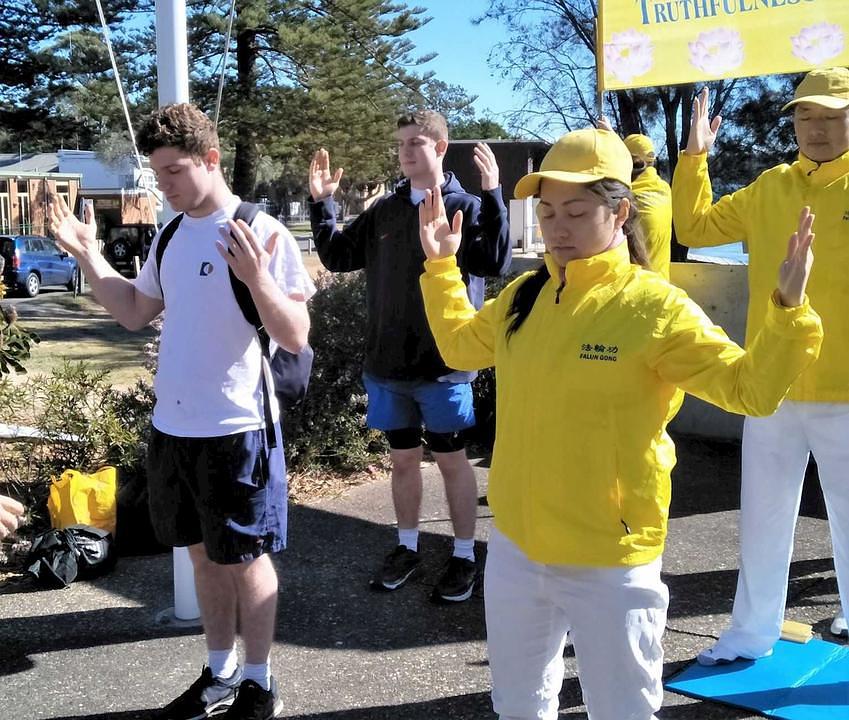 Edvard i DJ su isprobali Falun Gong vježbe.