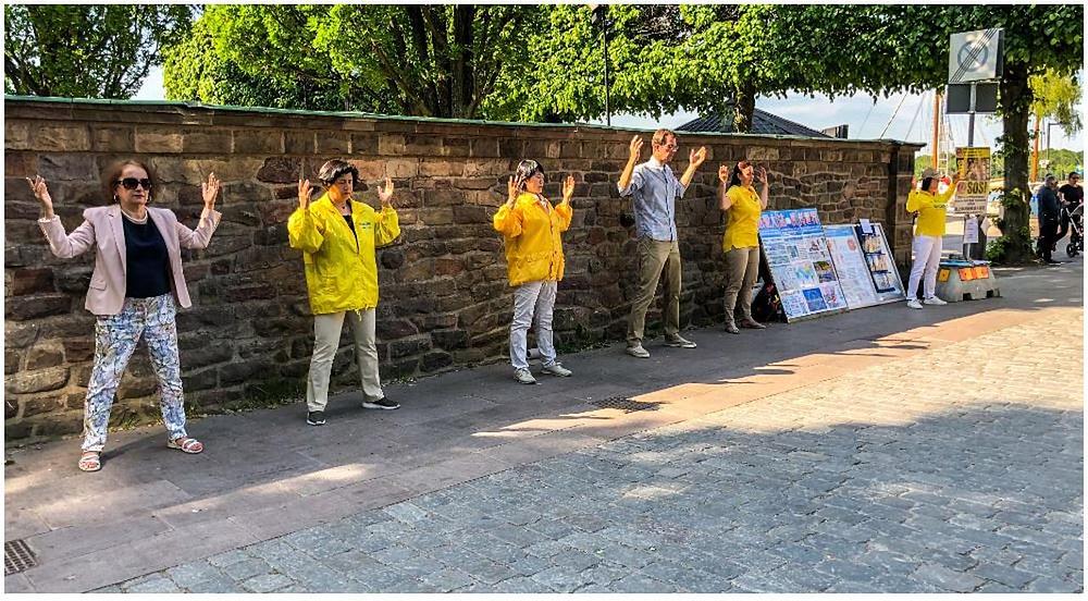 Demonstriranje Falun Gong vježbi ispred zgrade Gradske vijećnice u Stockholmu