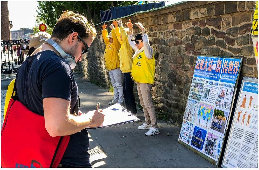 Potpisivanje peticije za podršku Falun Gongu 