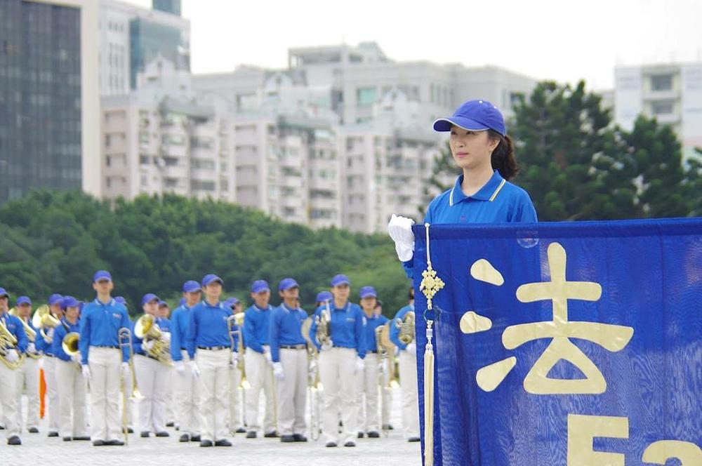 Zongning nastupa sa Tian Guo Marching Bandom.