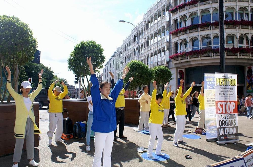 Falun Gong praktikanti su se sastali na zajedničko izvođenje vježbi u Dublinu u Irskoj 18. avgusta 2018. godine.