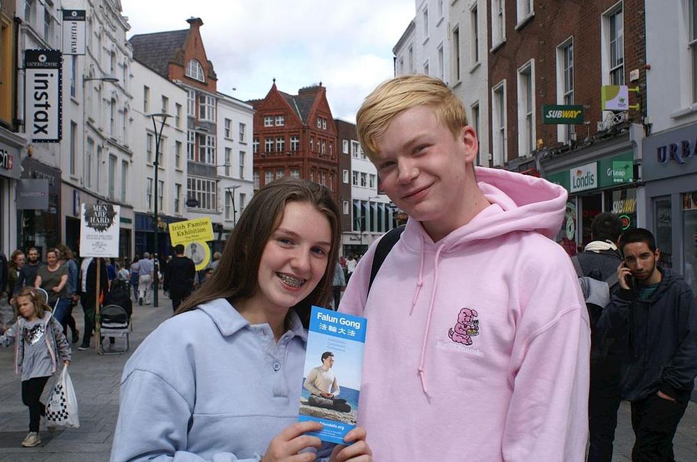 Učenici srednjih škola Daniel i Eloise su bili sretni što su dobili informacije o Falun Gongu i potpisali su peticiju protiv progona u Kini.