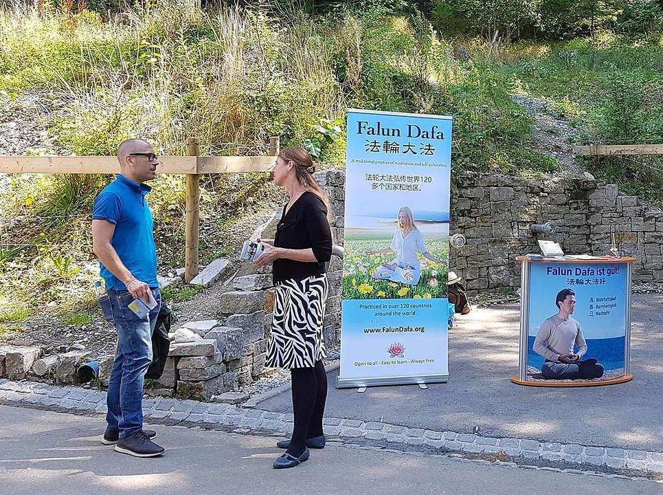Falun Gong praktikanti podižu svijest turista ispred dvorca Neuschwanstein.