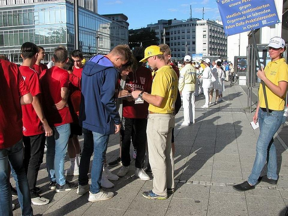 Lokalni i turisti se informišu o Falun Dafa i potpisuju peticije  